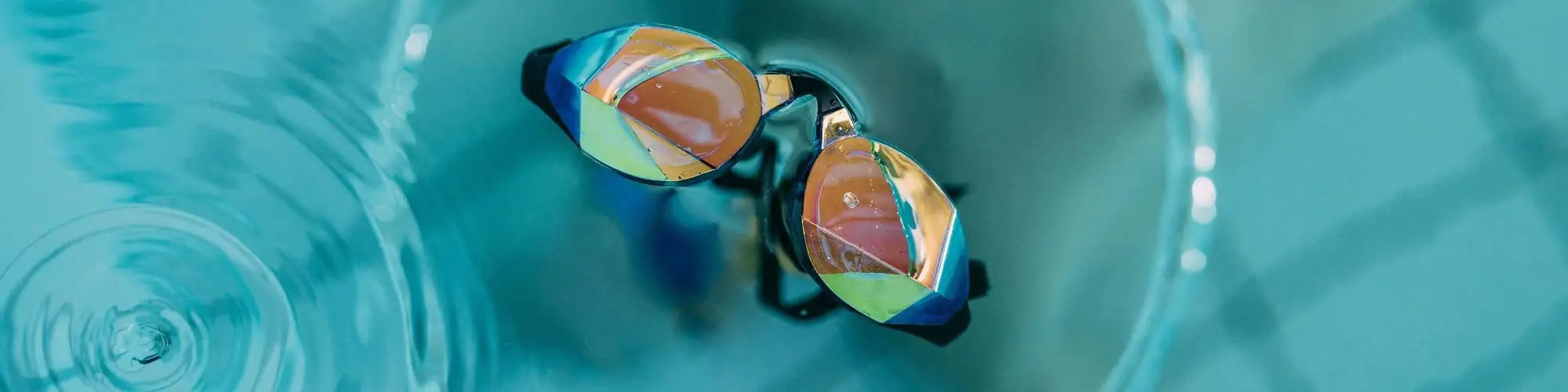 THEMAGIC5 swimming goggles in a pool